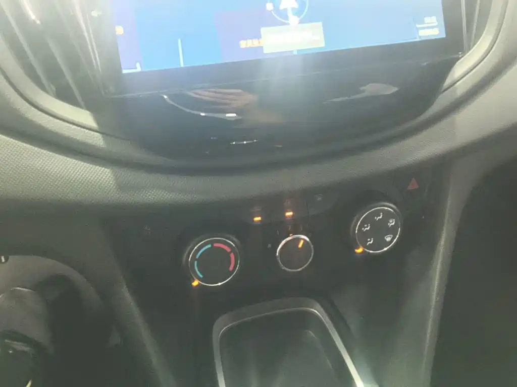 Chevrolet Cavalier 2018 — фото 13