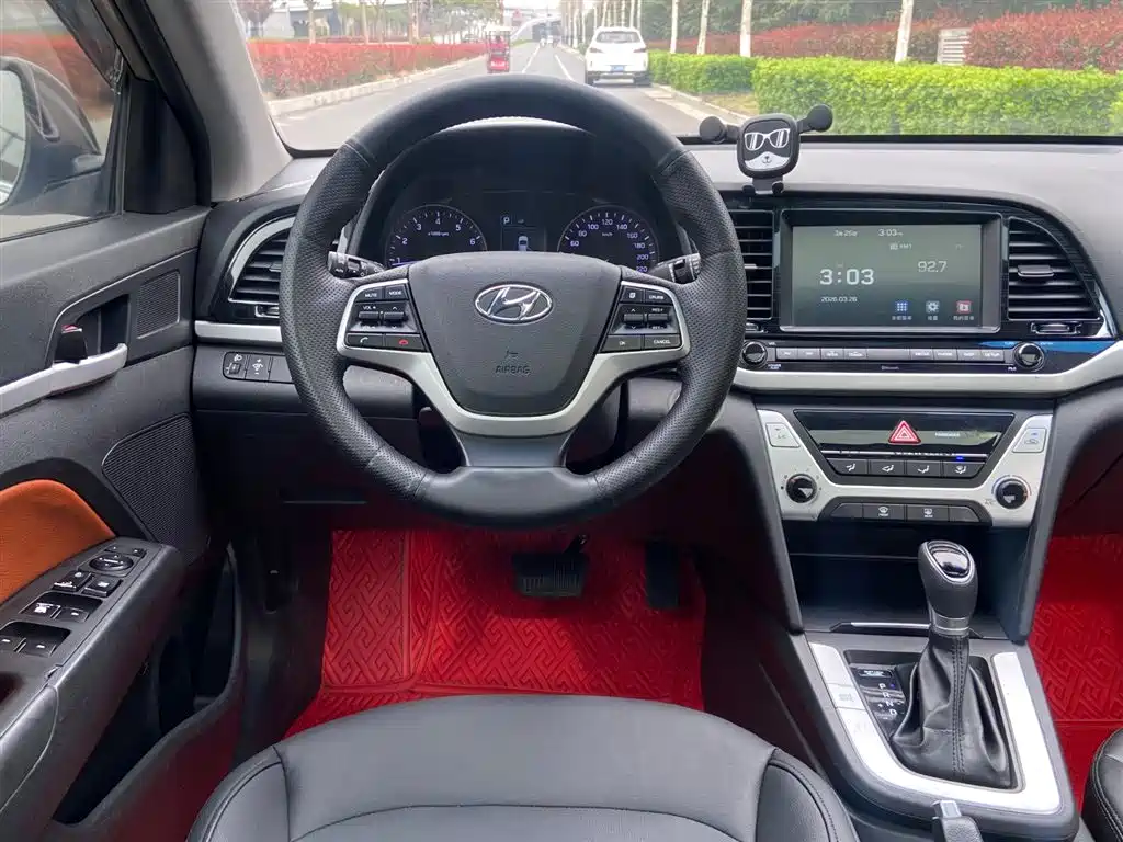 Hyundai Elantra 2017 — фото 8