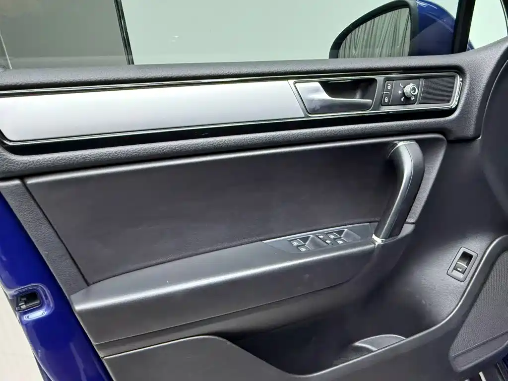 Volkswagen Touareg 2017 — фото 10