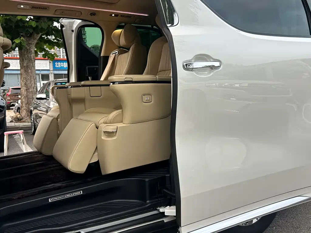 Toyota Vellfire 2023 — фото 14