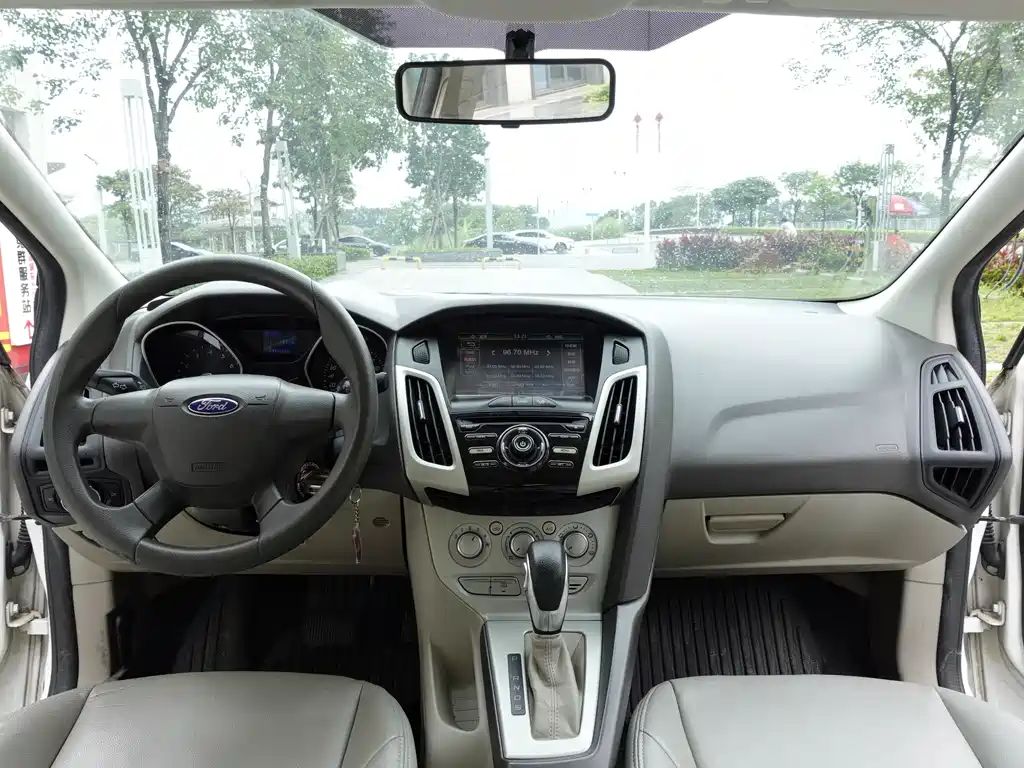 Ford Focus 2015 — фото 12