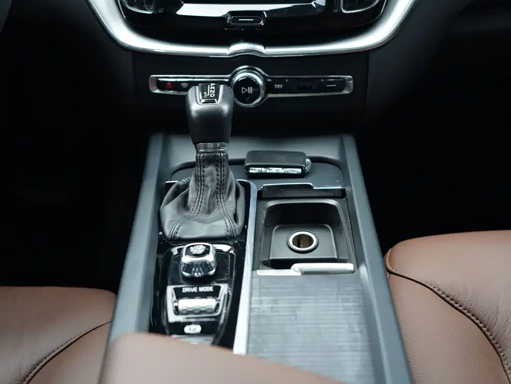 Volvo XC60 2019 — фото 15