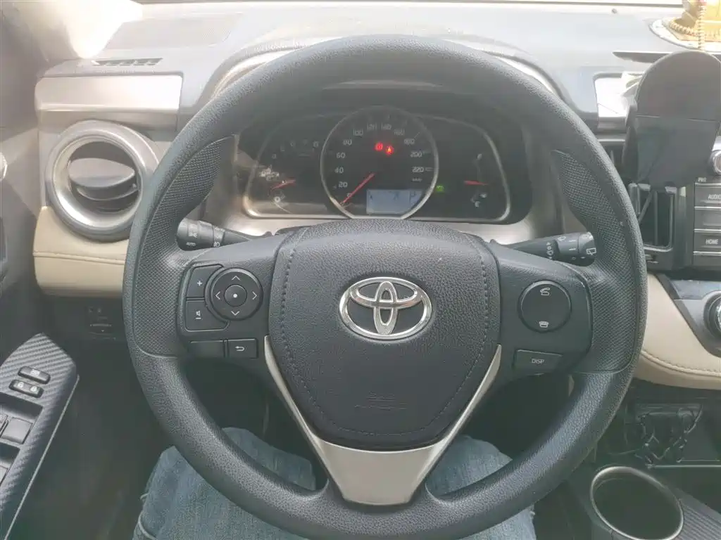Toyota RAV4 2015 — фото 11