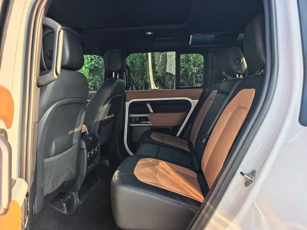 Land Rover Defender 2024 — фото 10