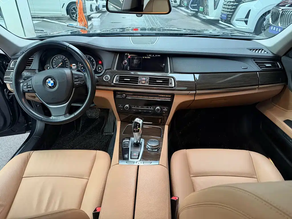 BMW 7 Series 2015 — фото 13