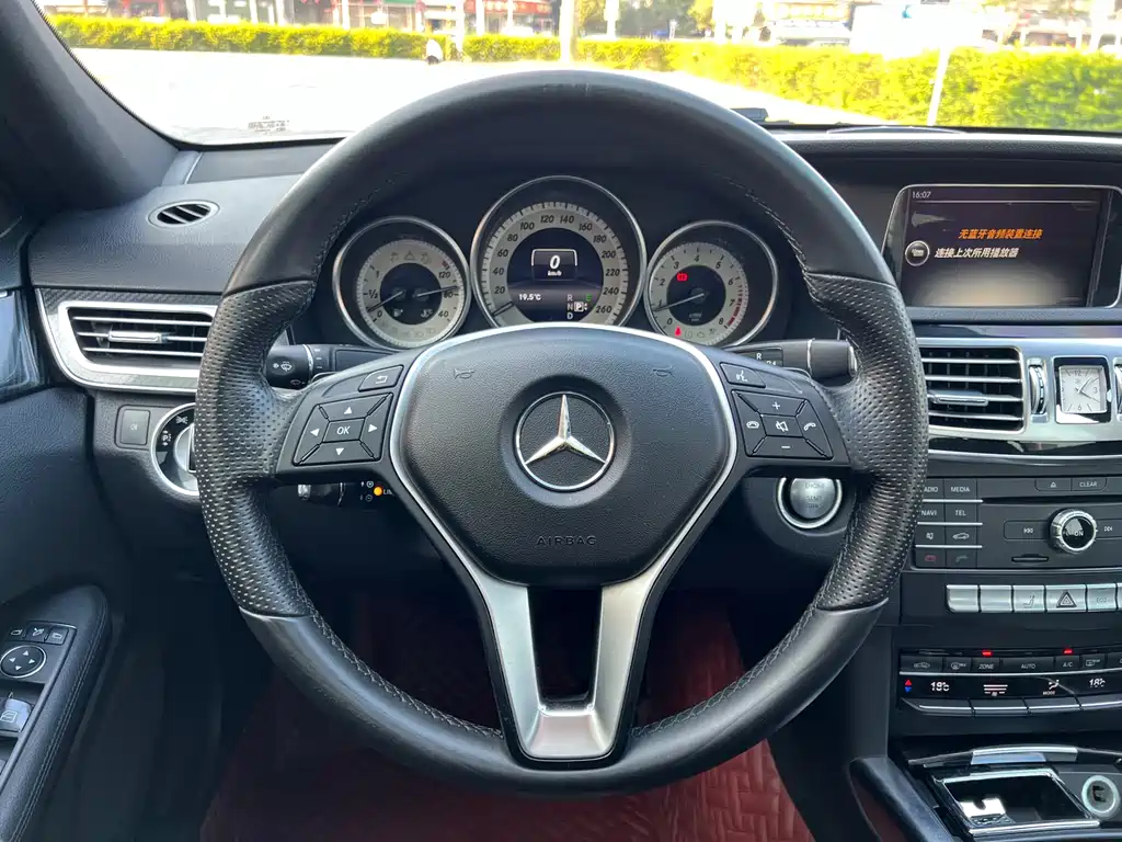 Mercedes-Benz E-Class 2016 — фото 17