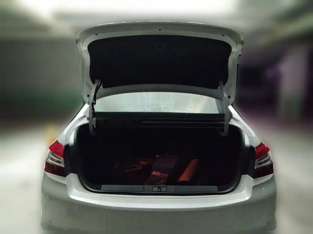 Peugeot 408 2017 — фото 15