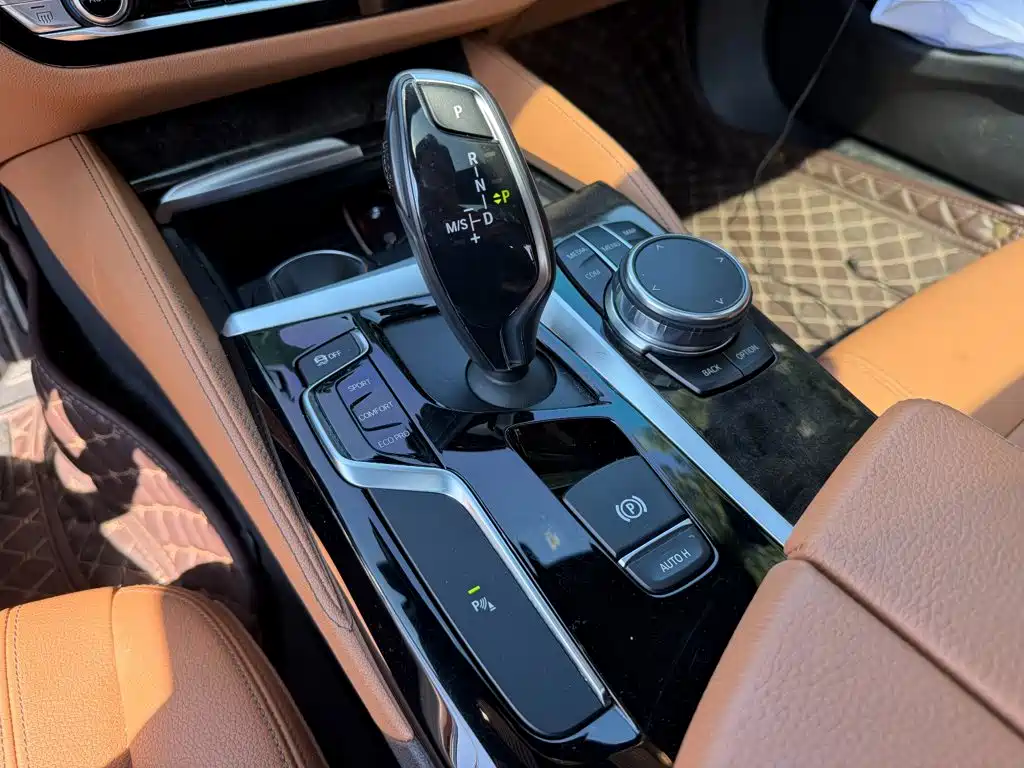 BMW 5 Series 2018 — фото 9