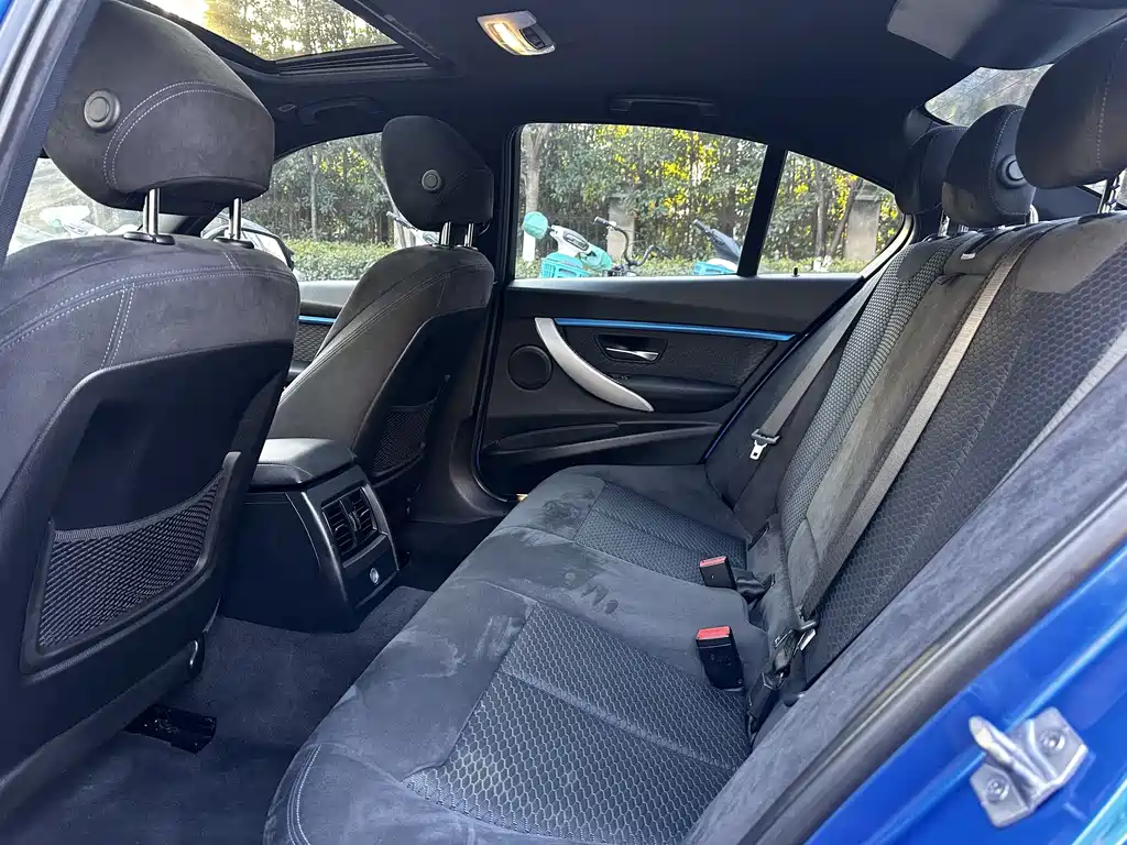 BMW 3 Series 2018 — фото 11