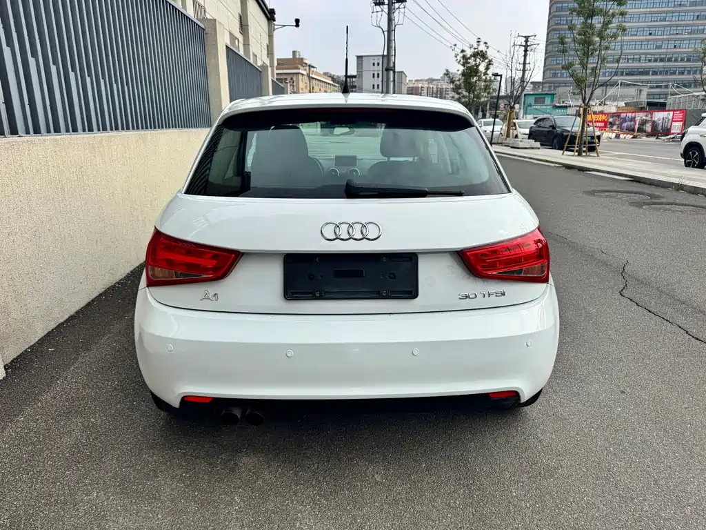 Audi A1 2015 — фото 9