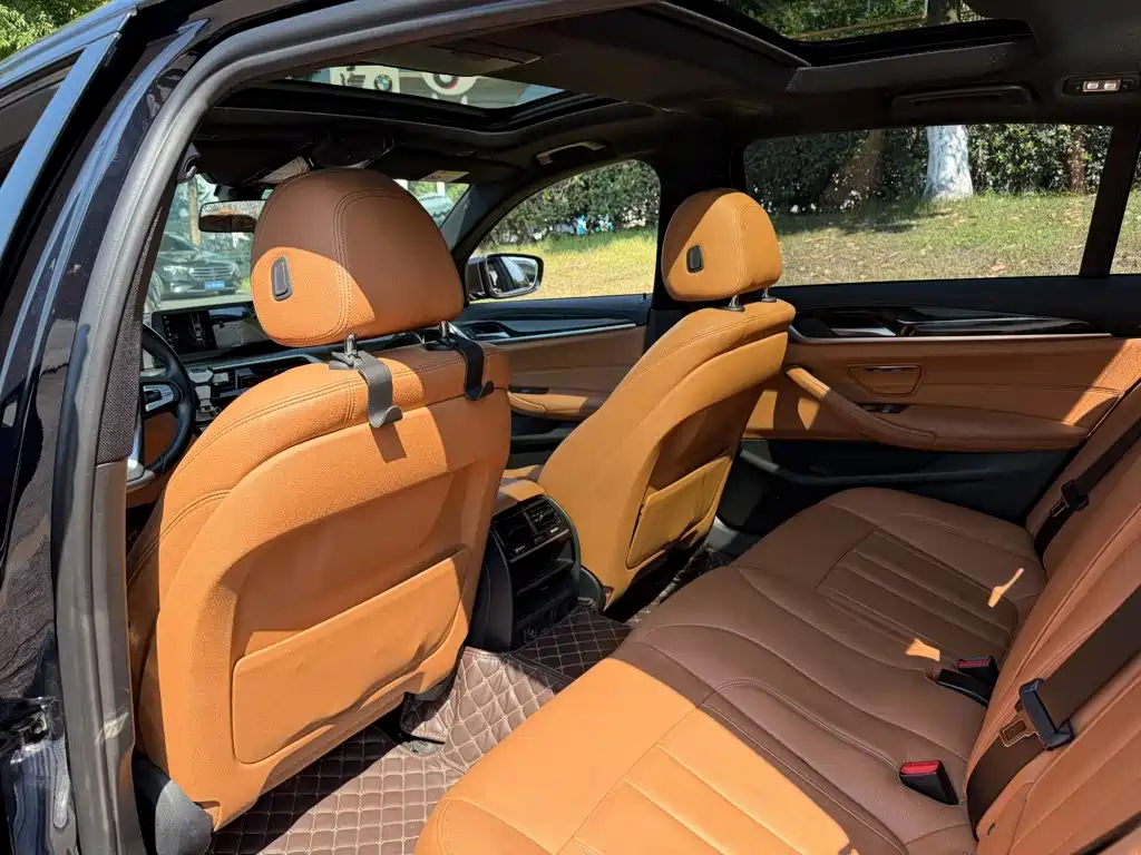 BMW 5 Series 2018 — фото 11