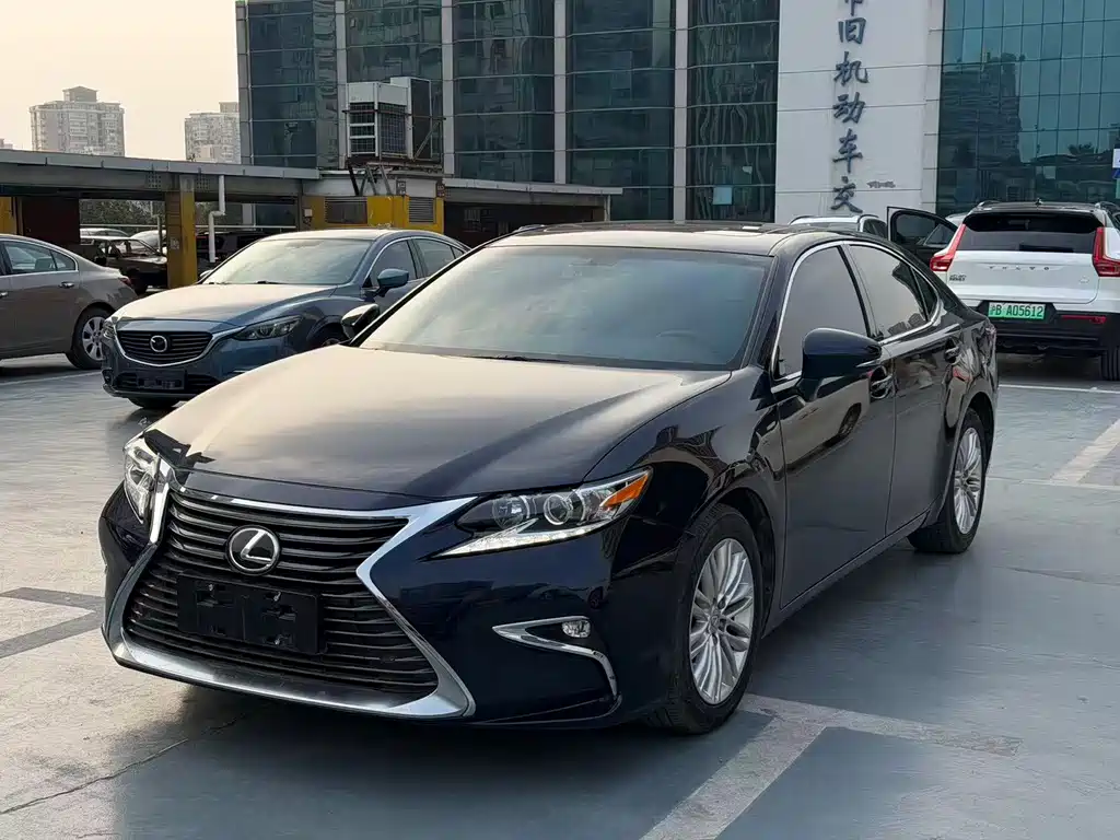 Lexus ES 2018 — фото 1