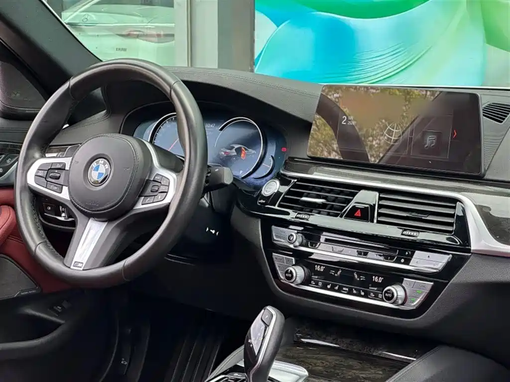 BMW 5 Series 2018 — фото 20