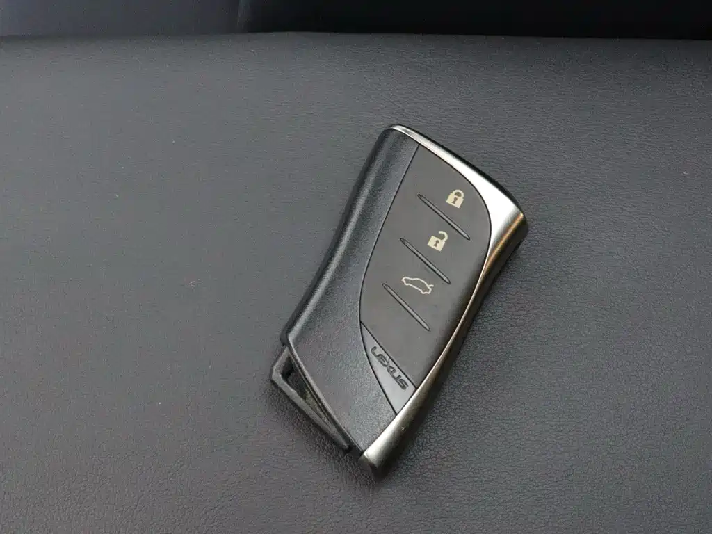 Lexus ES 2021 — фото 17