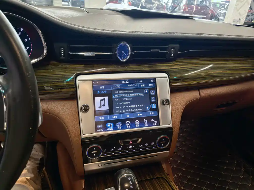 Maserati Quattroporte 2015 — фото 10