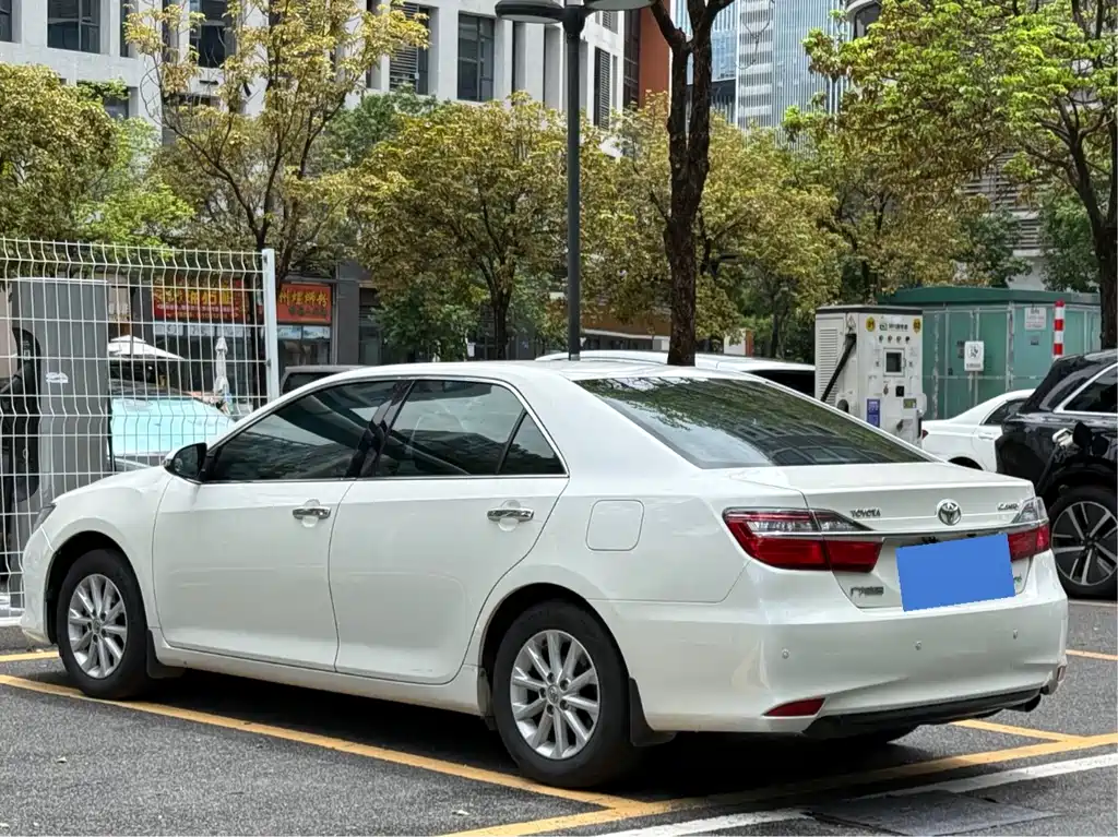 Toyota Camry 2017 — фото 6