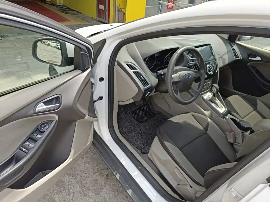 Ford Focus 2015 — фото 16