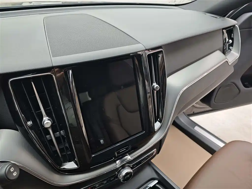 Volvo XC60 2021 — фото 15