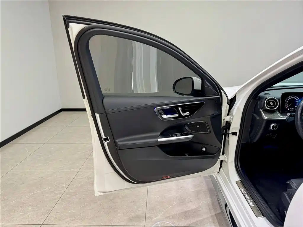 Mercedes-Benz C-Class 2023 — фото 18