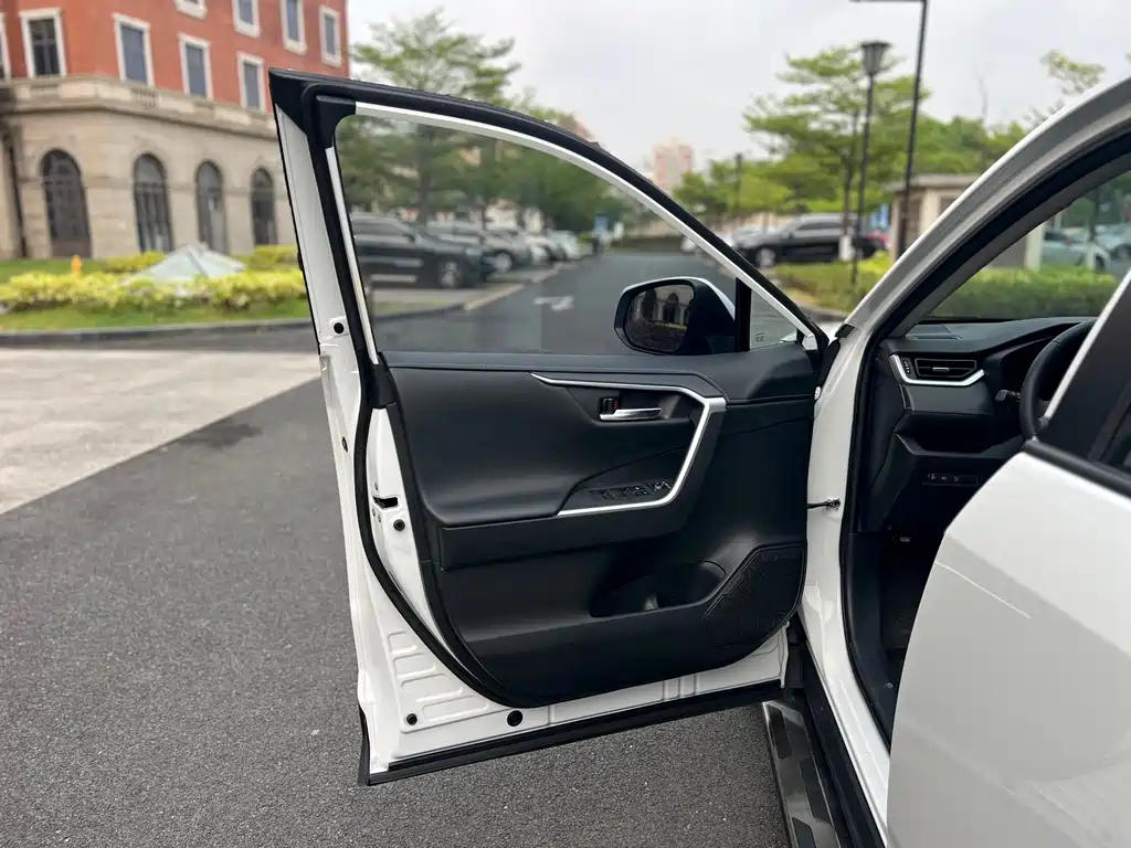 Toyota RAV4 2022 — фото 13