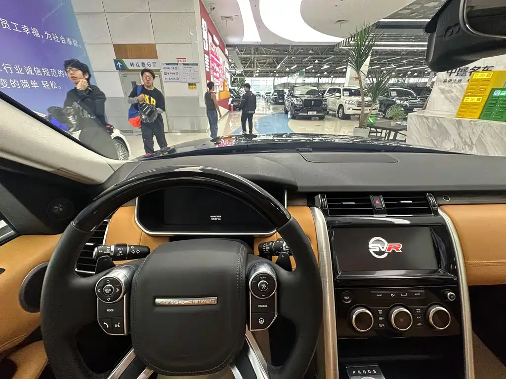 Land Rover Discovery 2018 — фото 15
