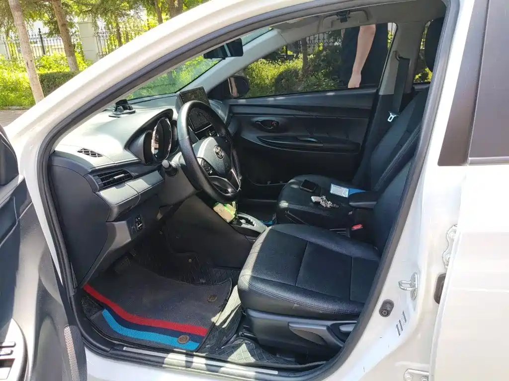 Toyota Yaris L 2022 — фото 12