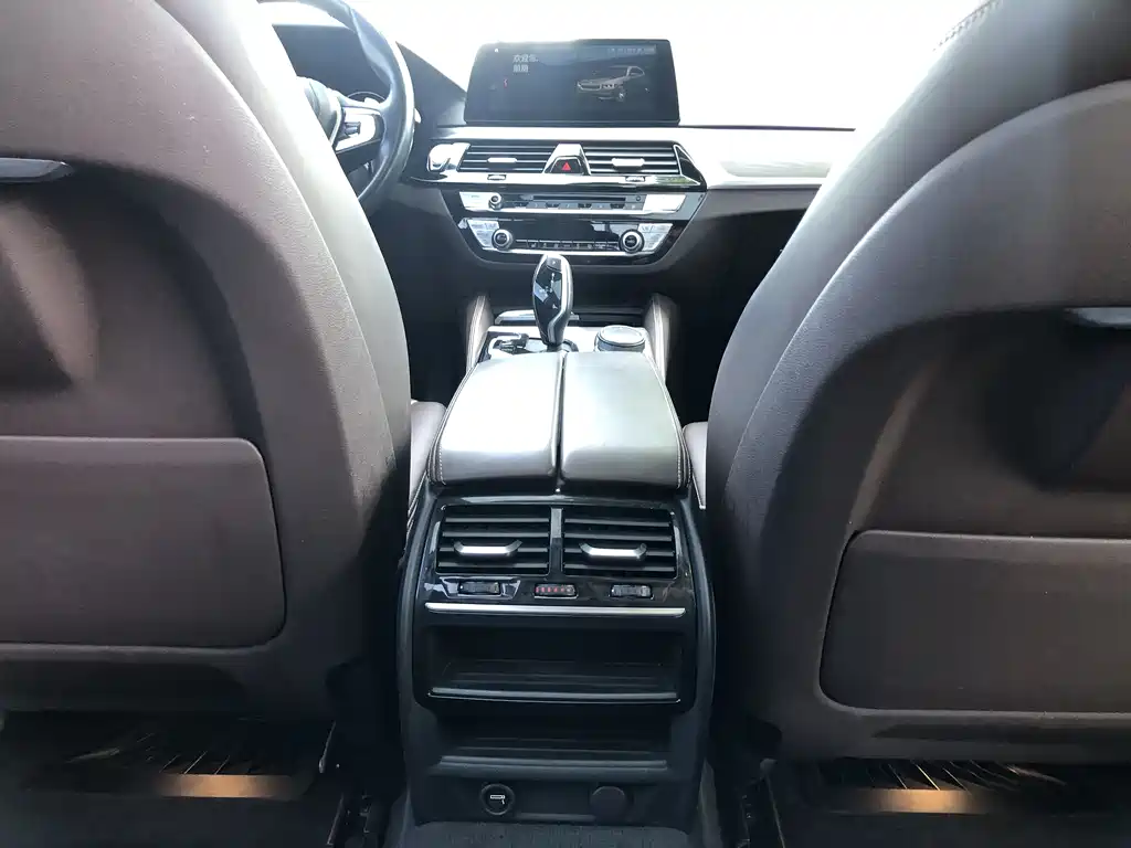 BMW 5 Series 2019 — фото 10