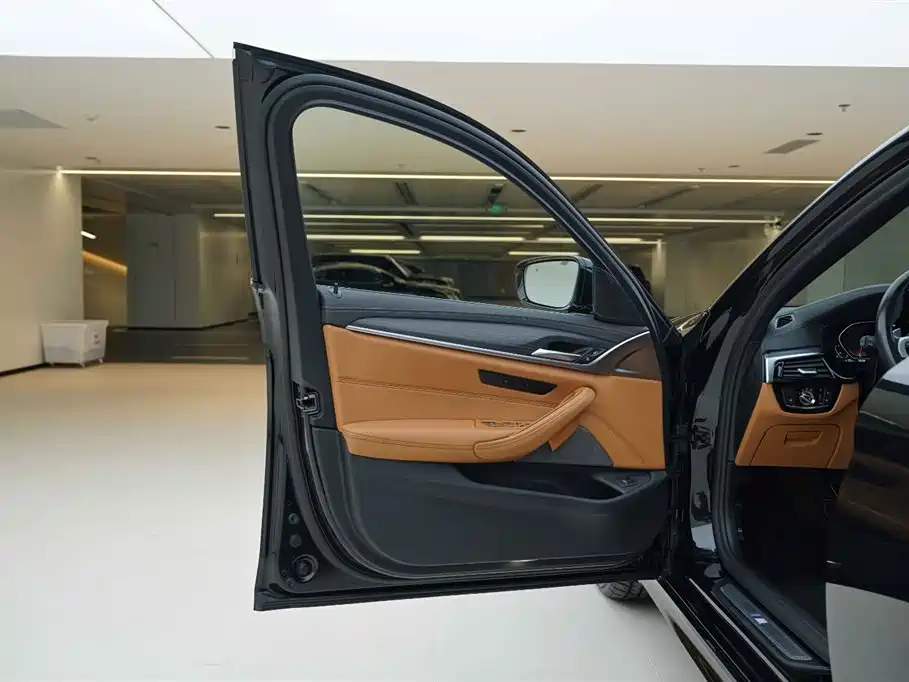 BMW 5 Series 2022 — фото 16