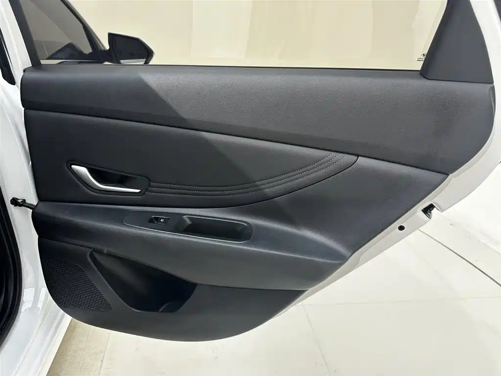 Hyundai Elantra 2023 — фото 6