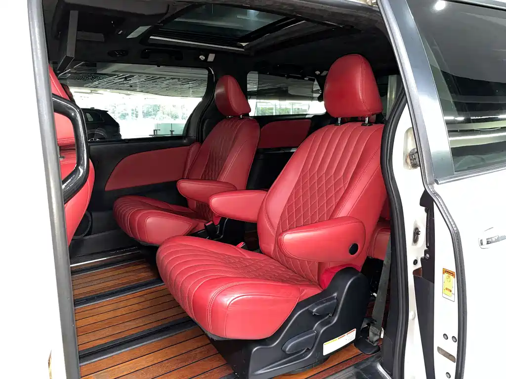 Toyota Sienna 2016 — фото 12