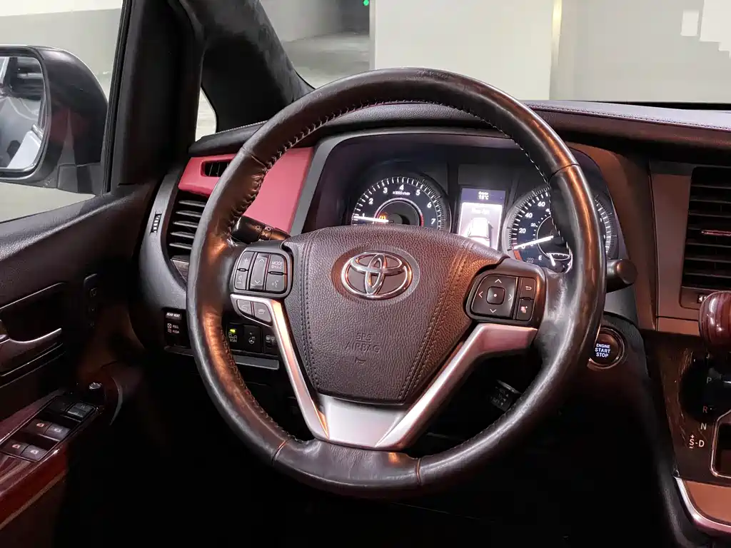 Toyota Sienna 2016 — фото 19