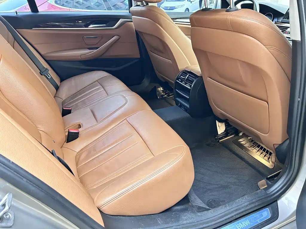 BMW 5 Series 2018 — фото 9