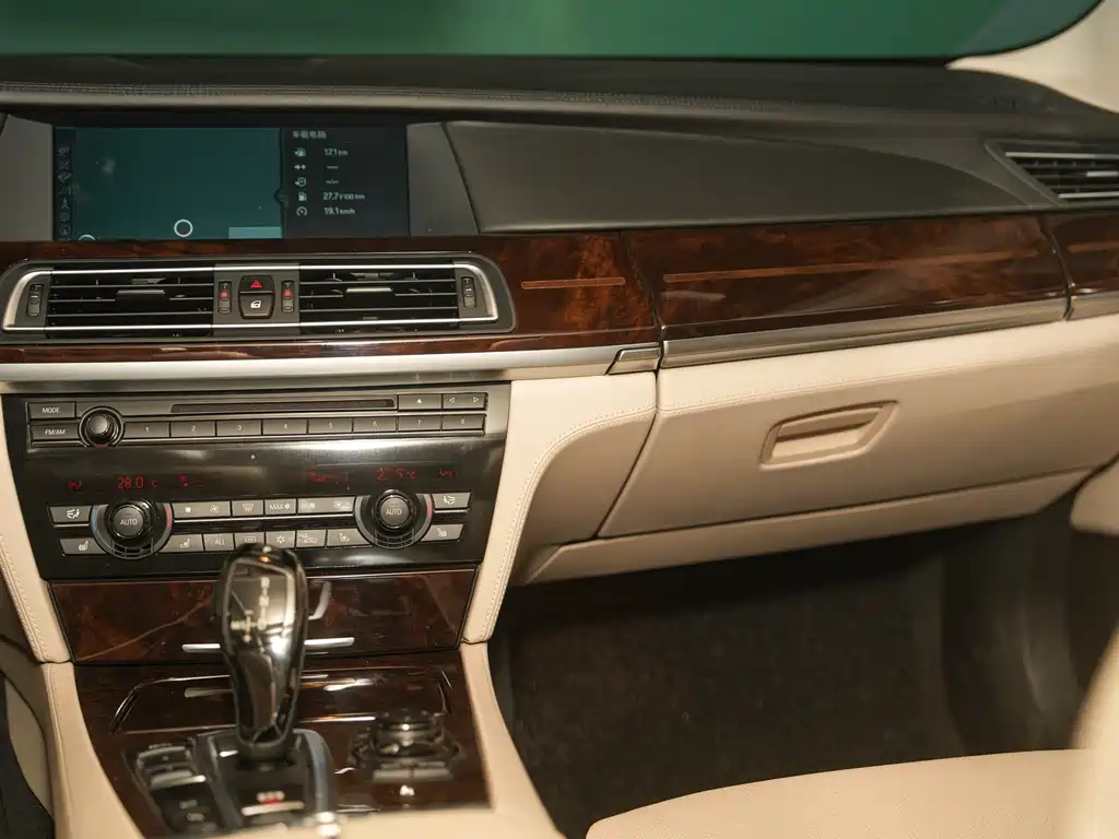 BMW 7 Series 2012 — фото 26