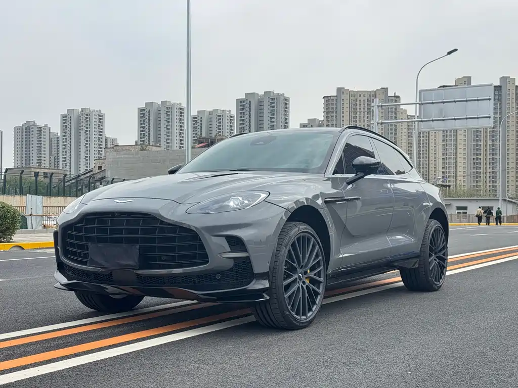 Aston Martin DBX 2026 — фото 1