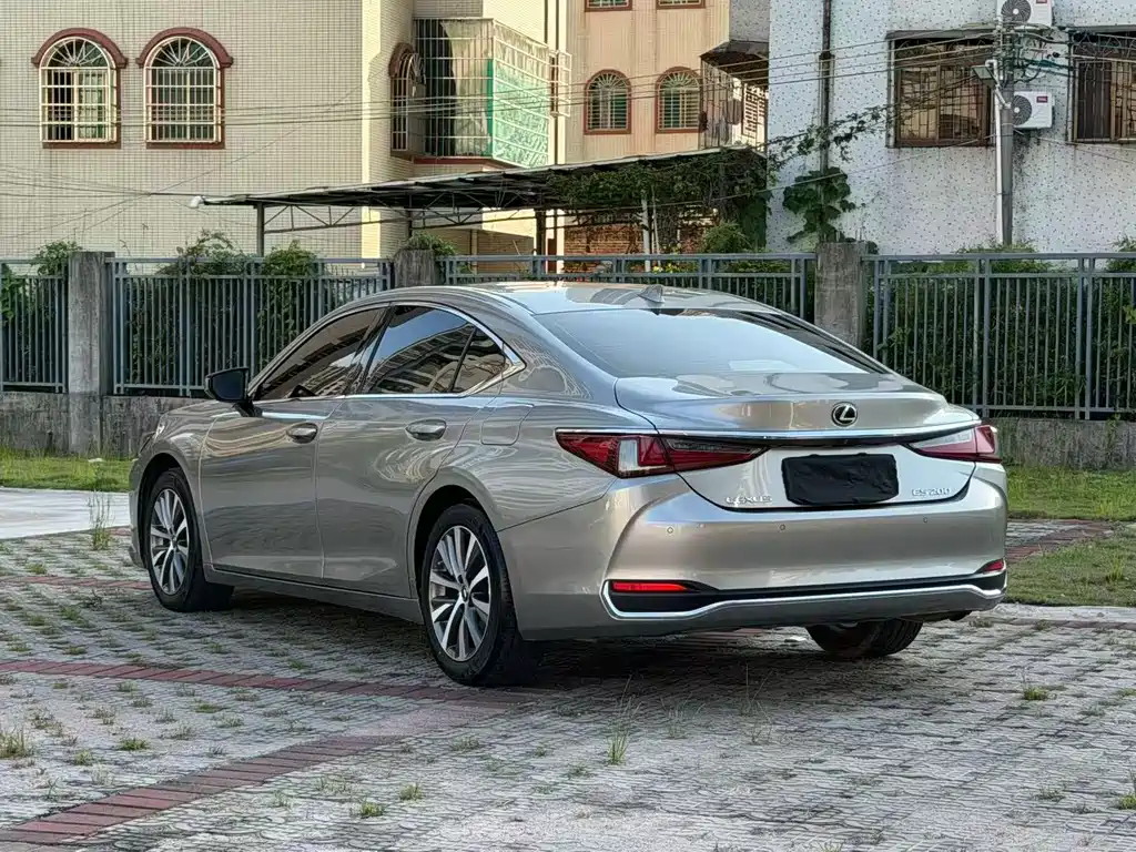 Lexus ES 2020 — фото 9