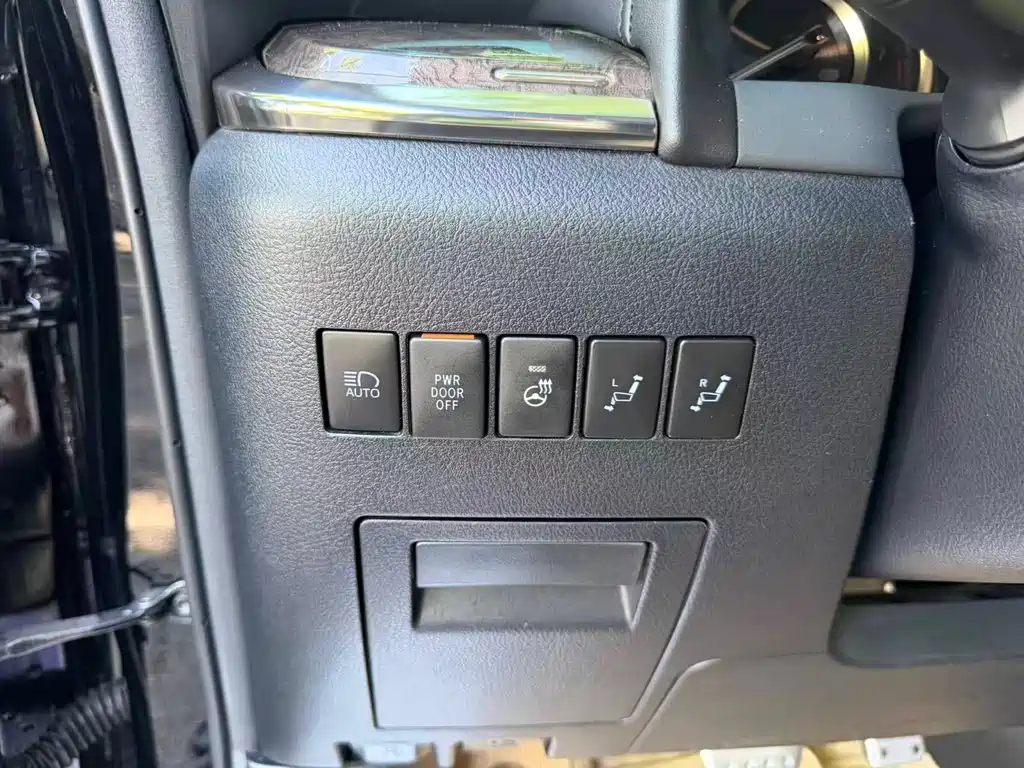 Toyota Alphard 2018 — фото 13