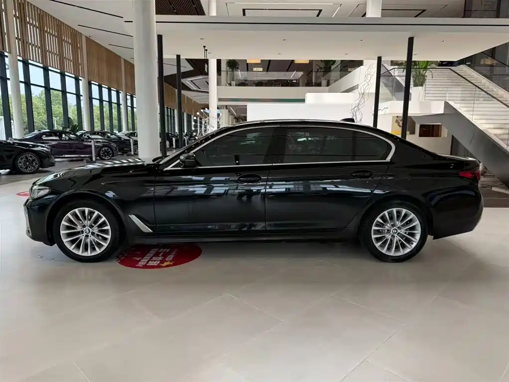 BMW 5 Series 2021 — фото 10