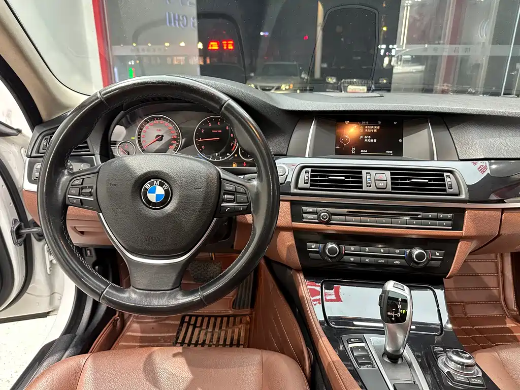 BMW 5 Series 2016 — фото 14