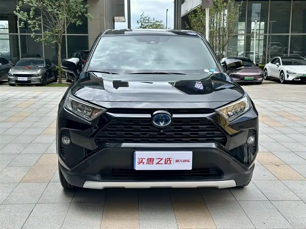 Toyota RAV4 2021 — фото 2