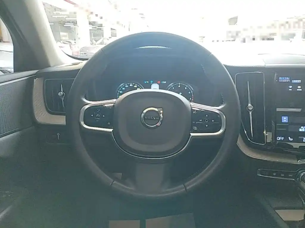 Volvo XC60 2019 — фото 11