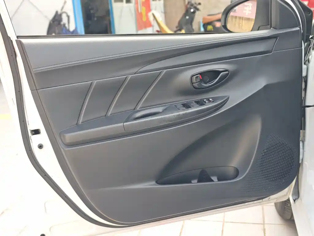 Toyota Yaris L 2017 — фото 13