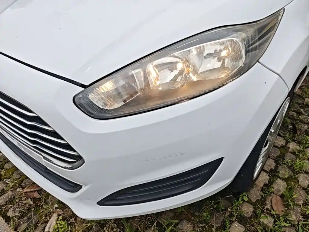 Ford Fiesta 2016 — фото 24