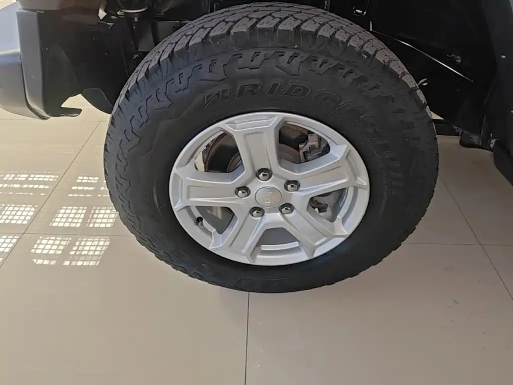 Jeep Wrangler 2019 — фото 25