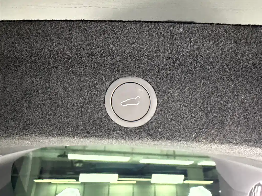 Tesla Model Y 2025 — фото 11