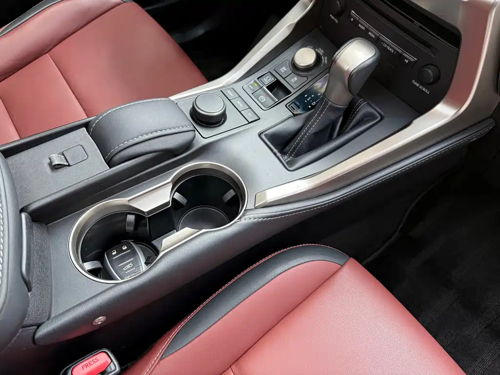 Lexus NX 2017 — фото 18