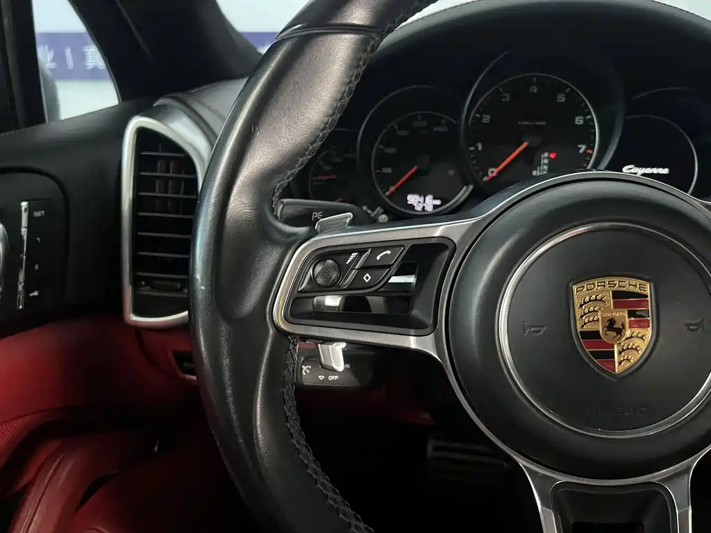 Porsche Cayenne 2017 — фото 24