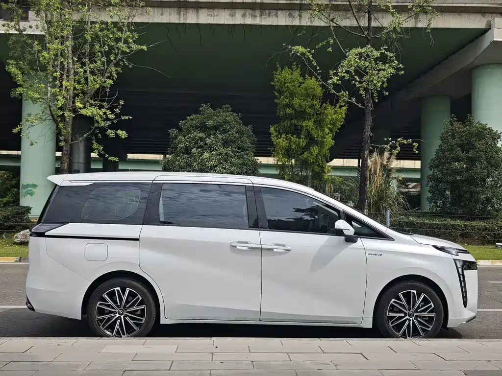 GAC Motor E8 PHEV 2025 — фото 8