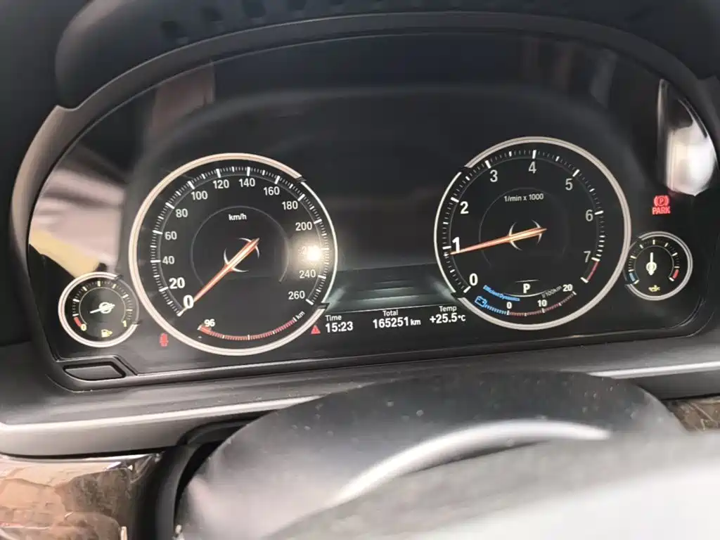 BMW 5 Series 2017 — фото 12