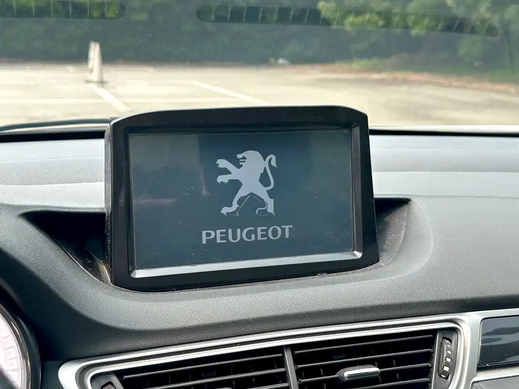 Peugeot 308 2015 — фото 25