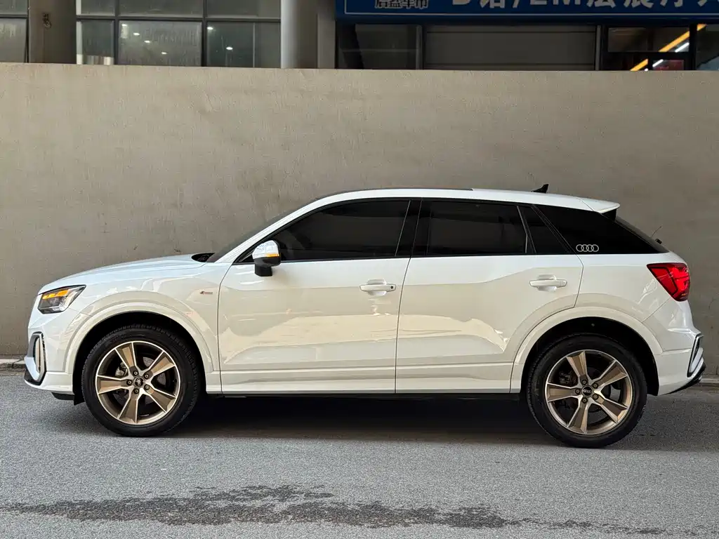 Audi Q2L 2023